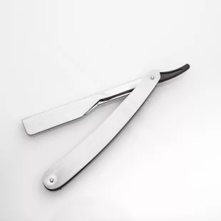   Razor Classic Steel: Eleganță și precizie pentru un bărbierit impecabil.